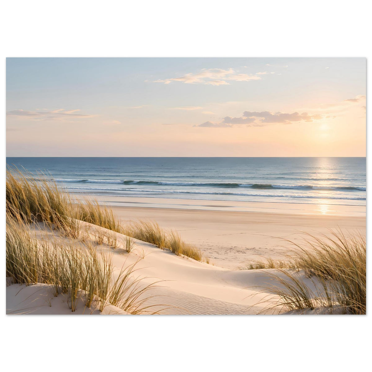 Horizontales Poster mit Dünenweg am Strand, ruhige Wellen und sanfter Sonnenuntergangsstimmung