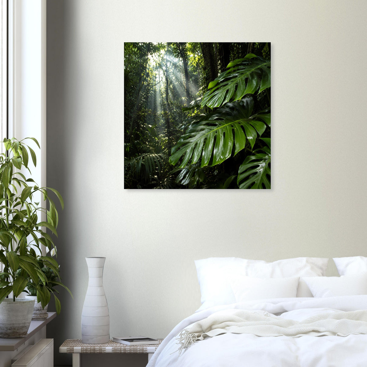Jungle-Serenity-Poster im Quadrat: Urwaldkulisse mit Lichtschleiern und Farn