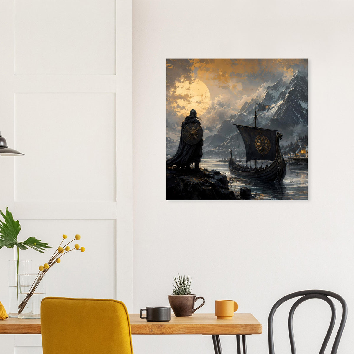 Wikingerkrieger-Poster am Fjord: Drachenboot im Wasser vor Bergen und großer Sonne