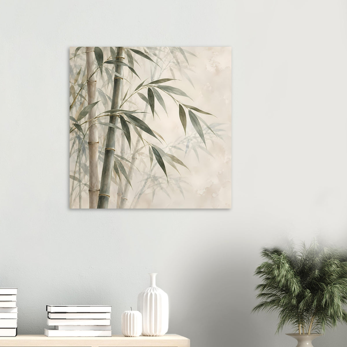 Poster mit Bambusmotiv: helle beige Blumenblatt-Anmutung und grüne Bambushalme
