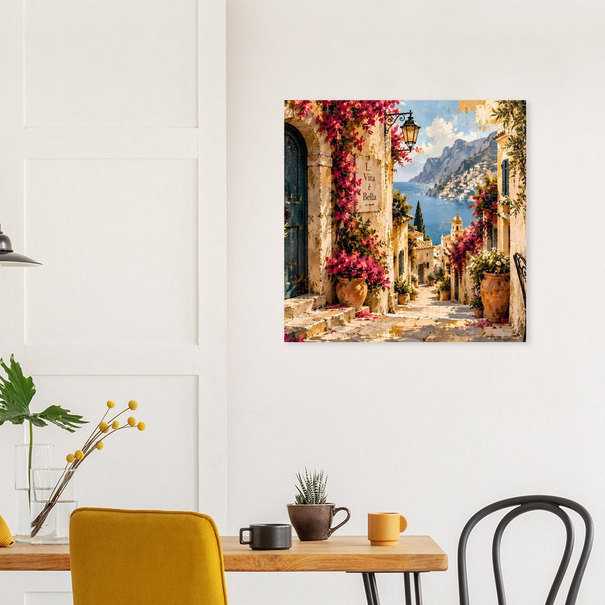 Gerahmtes Poster mit italienischer Gasse, Blumenbögen und Blick auf die Berge