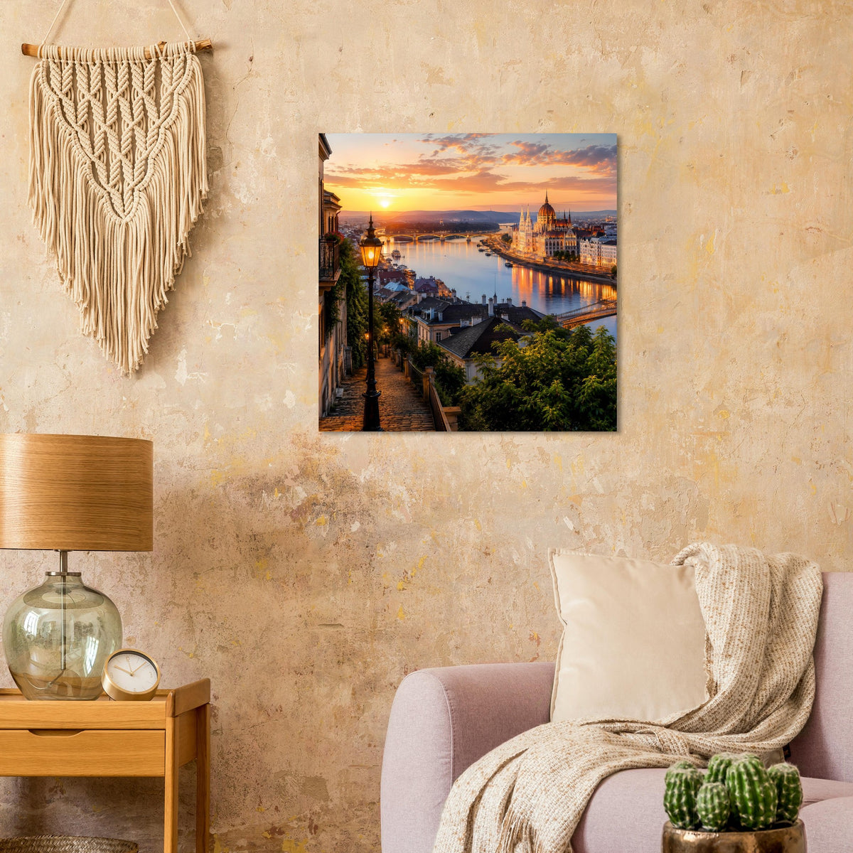 Wandposter mit Flussufer und Skyline bei Sonnenuntergang, warmes goldenes Farbspektrum