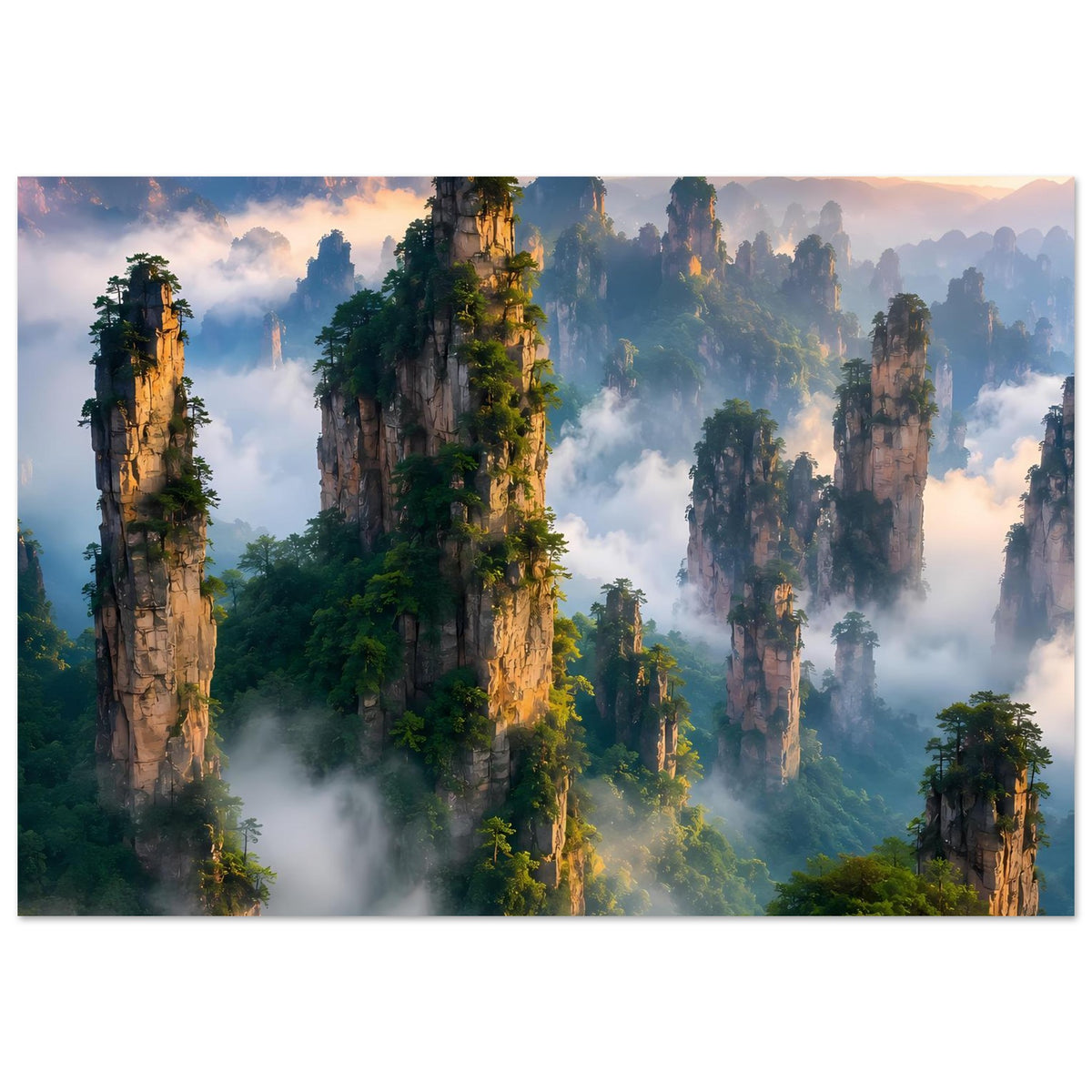 Horizontales Poster: Berglandschaft mit hohen Felsnadeln, Nebel und warmem Sonnenuntergang