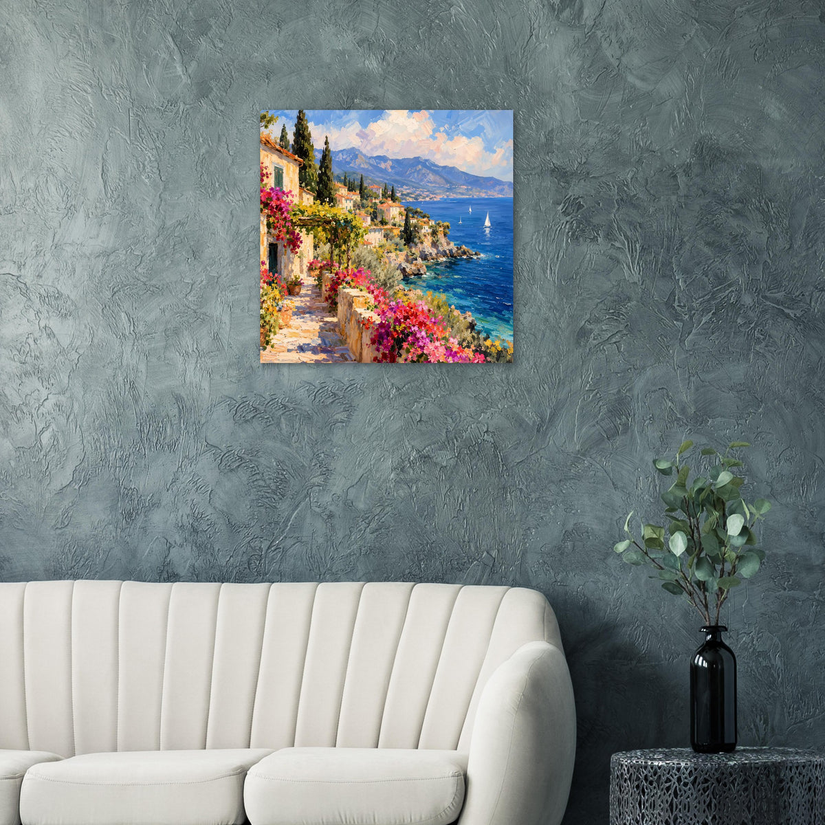 Poster mit Küstenstraße und Blumen, blauem Wasser, Bergen und Segelboot