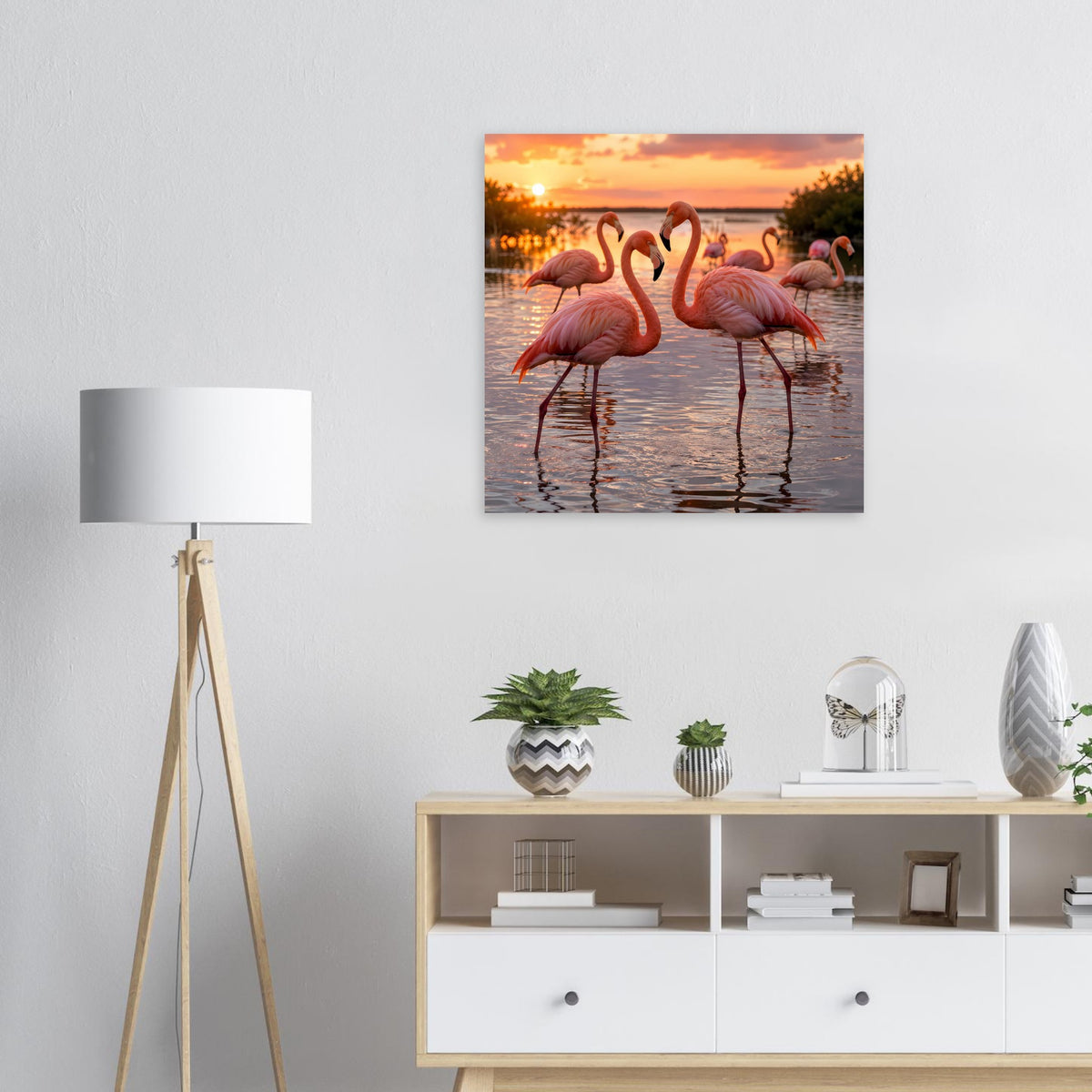 Quadratisches Poster: Flamingos am Ufer bei Sonnenuntergang, rosa Vögel auf ruhigem Wasser