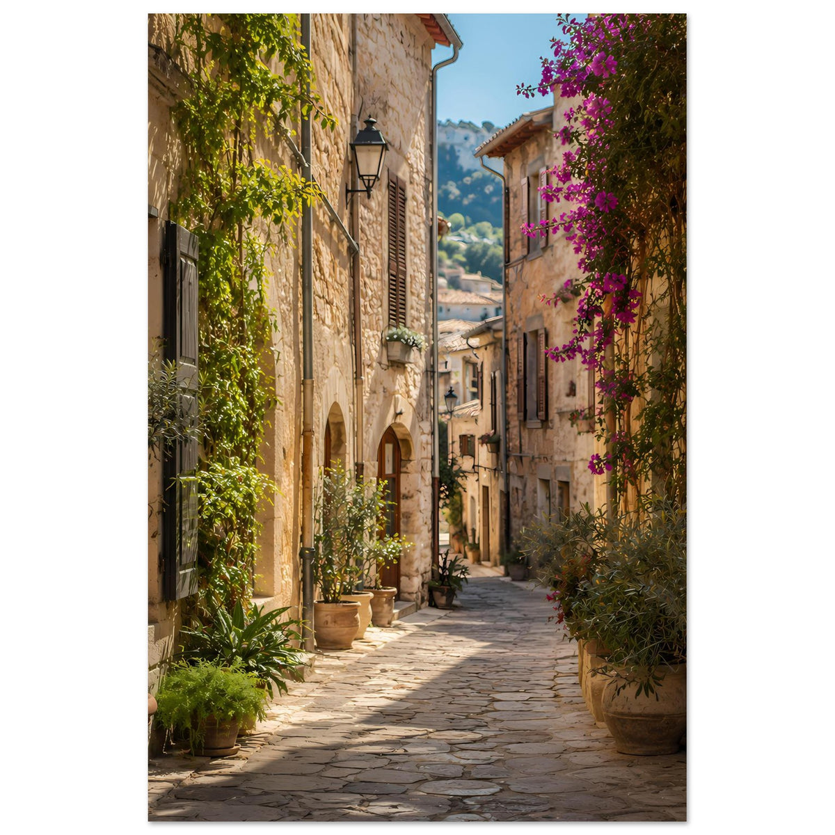 Mediterranes Poster im Hochformat: Altstadtgasse mit Steinfassaden, Pflanzkübeln und Lila-Blüten