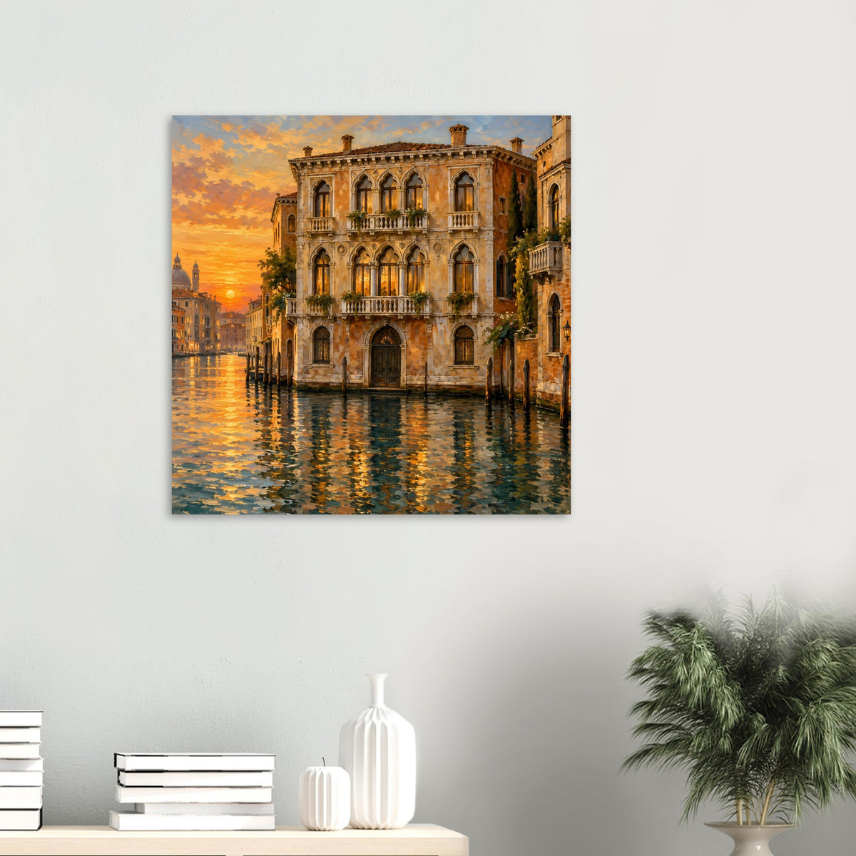 Poster mit venezianischem Palast und Kanalwasser, Sonnenuntergang mit goldenen Reflexen
