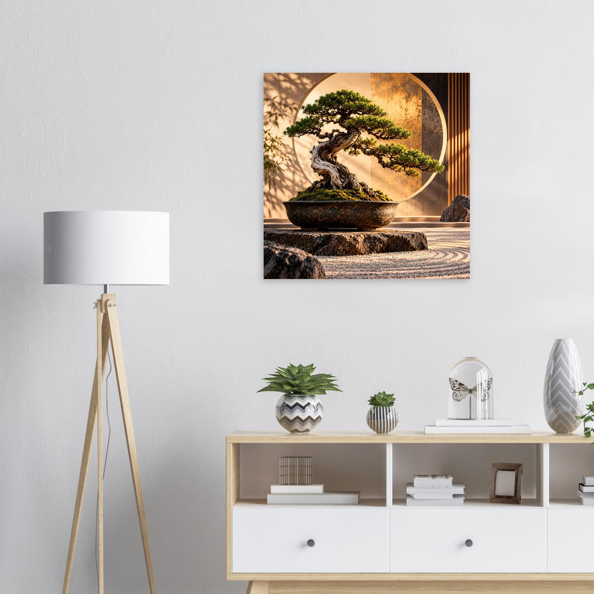 Bonsai-Zen-Garten-Poster mit rundem Goldkreis, dunklem Bonsai und Steinpodest