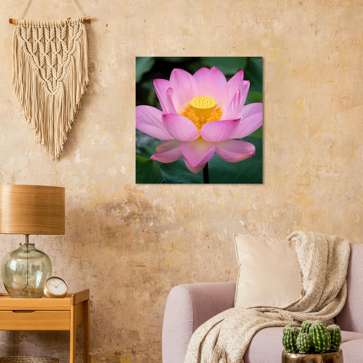 Quadratisches Poster: rosa Lotusblüte mit gelbem Blütenkern auf dunkelgrünem Hintergrund