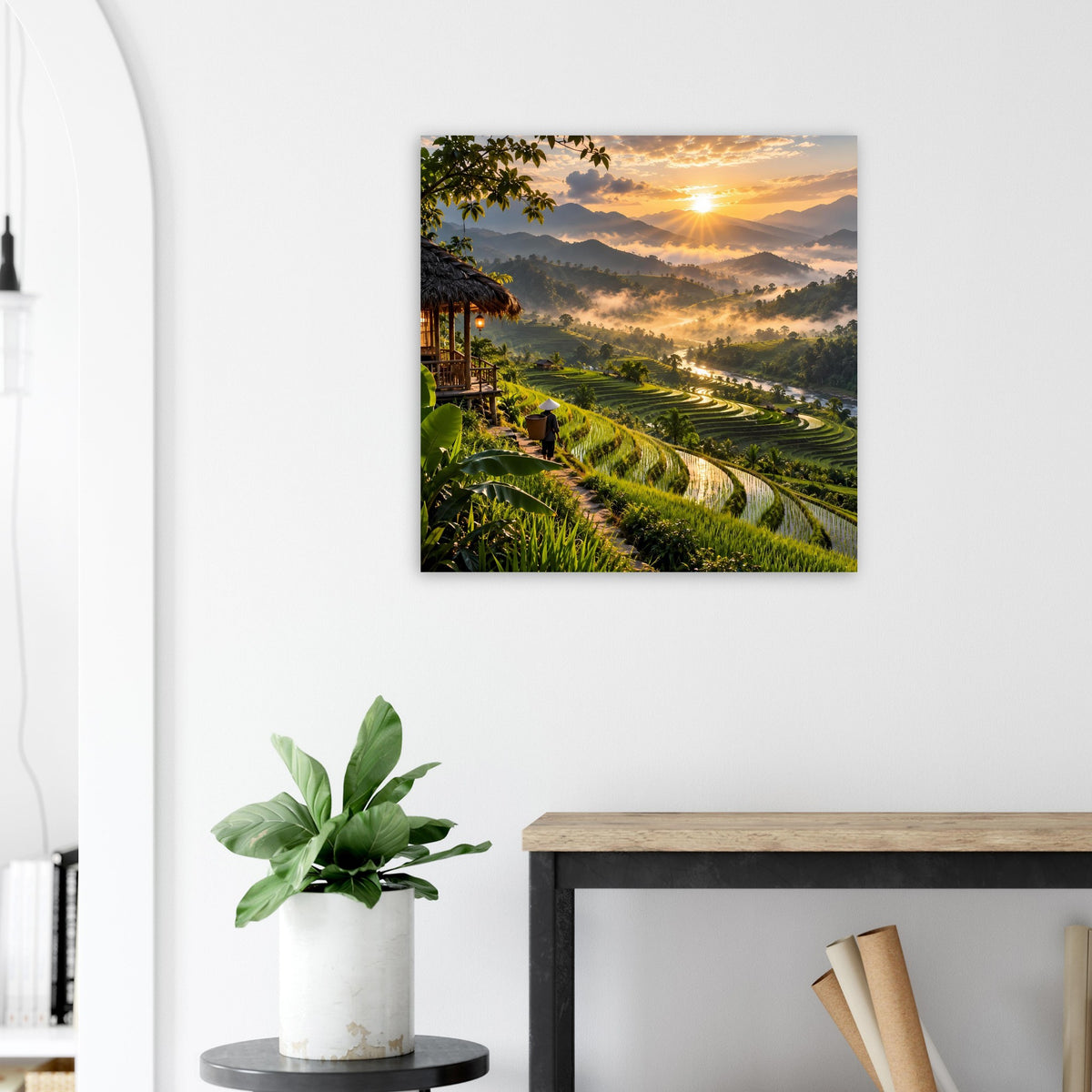 Gerahmtes Poster mit Sonnenaufgang, grünen Terrassenreihen und langem Talblick