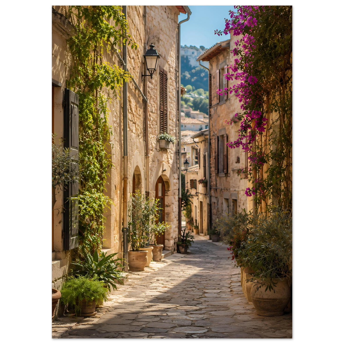 Mediterranes Poster im Hochformat mit Blick in die Gasse, Steinbauten, grünen Ranken und Blüten