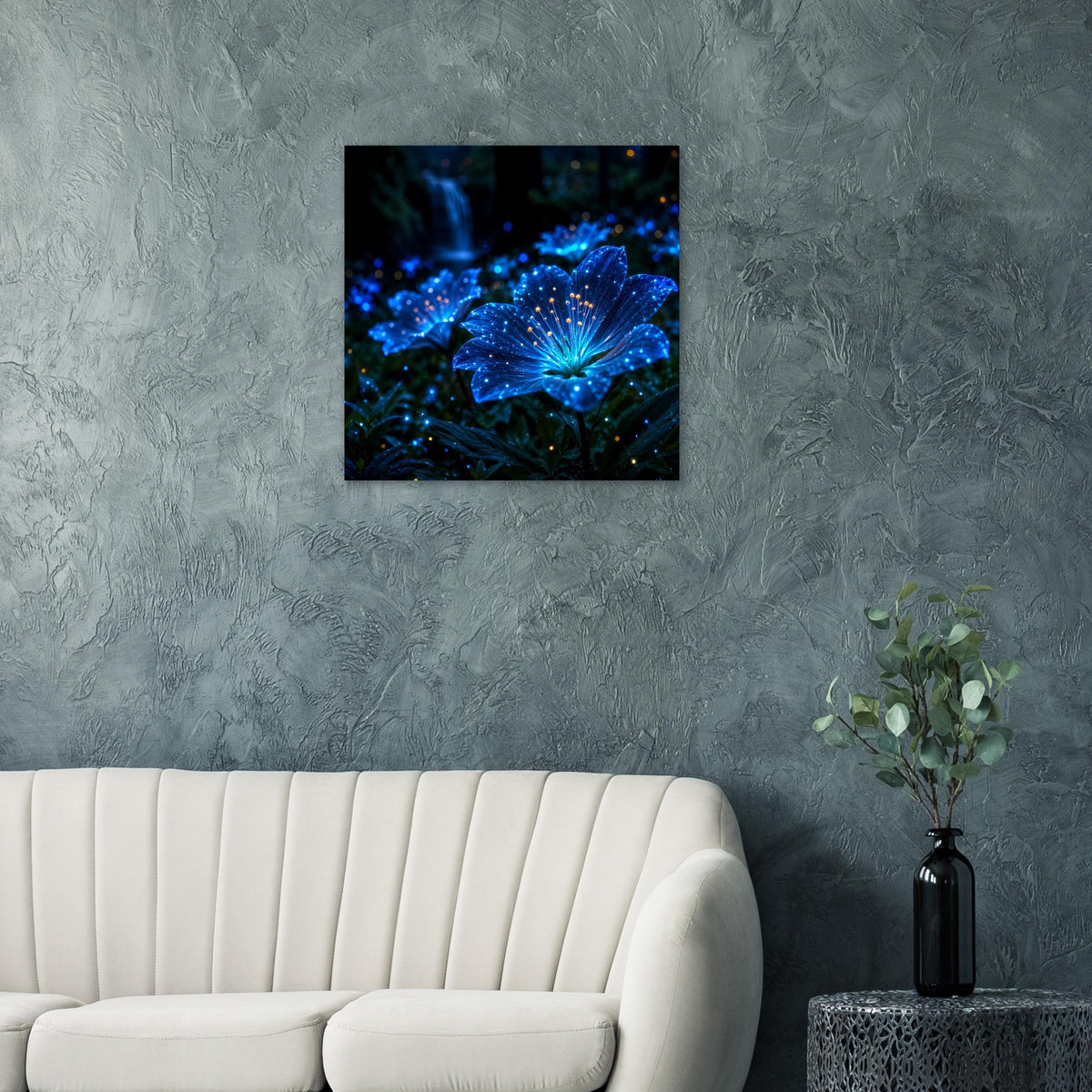 Gerahmtes quadratisches Poster mit blauen Blüten vor dunklem Bildhintergrund