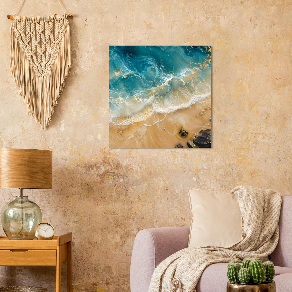 Poster zeigt Wasser und Schaumwellen am sandigen Strand, türkise und goldene Farbtöne