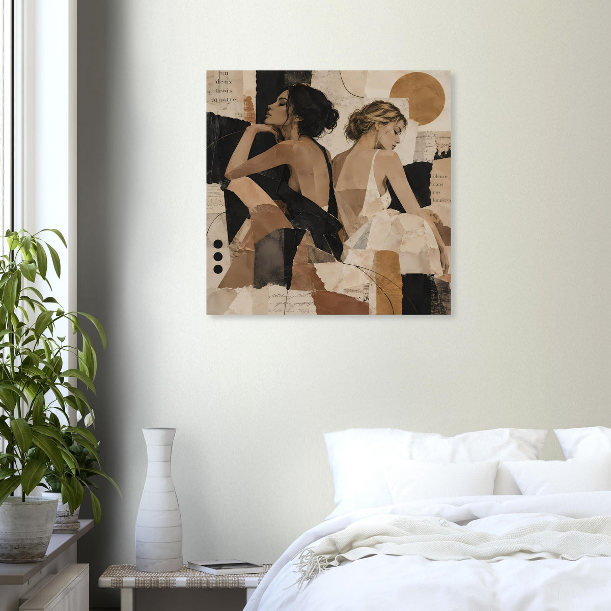 Quadratisches Collage-Poster mit zwei Frauen in warmen Erdtönen, beige Schleier und goldener Kreis.
