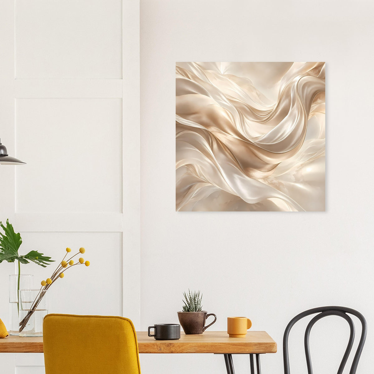 Quadratisches abstraktes Kunstposter mit cremefarbenen und goldbraunen Wellenlinien
