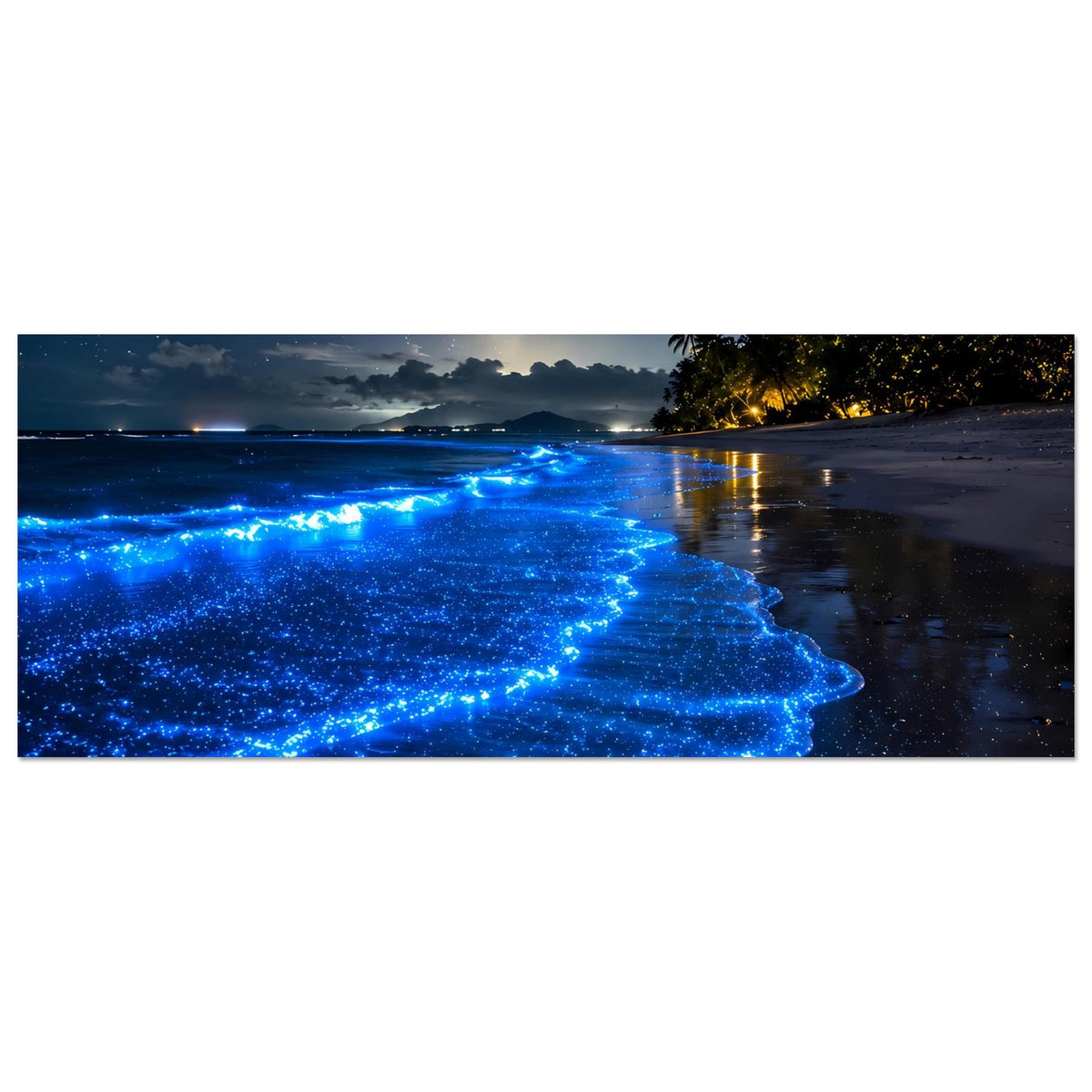 Horizontales Poster mit leuchtend blauen Wellen am Strand und spiegelndem Wasser bei Nacht