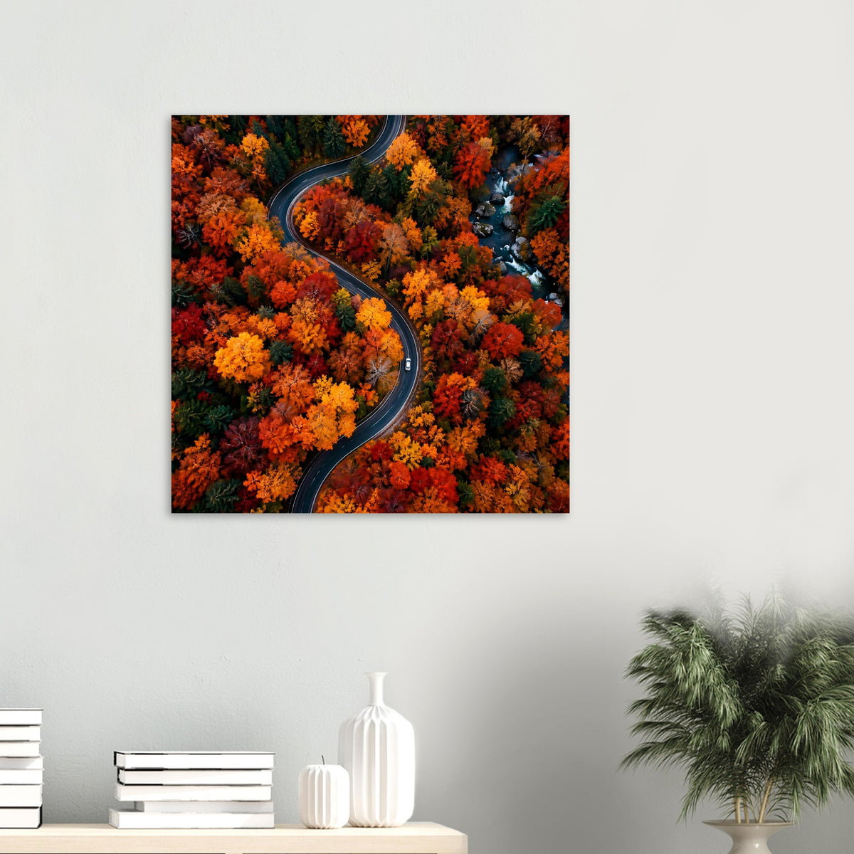 Premium-Poster: geschwungene Straße durch Herbstwald, orangefarbene Bäume