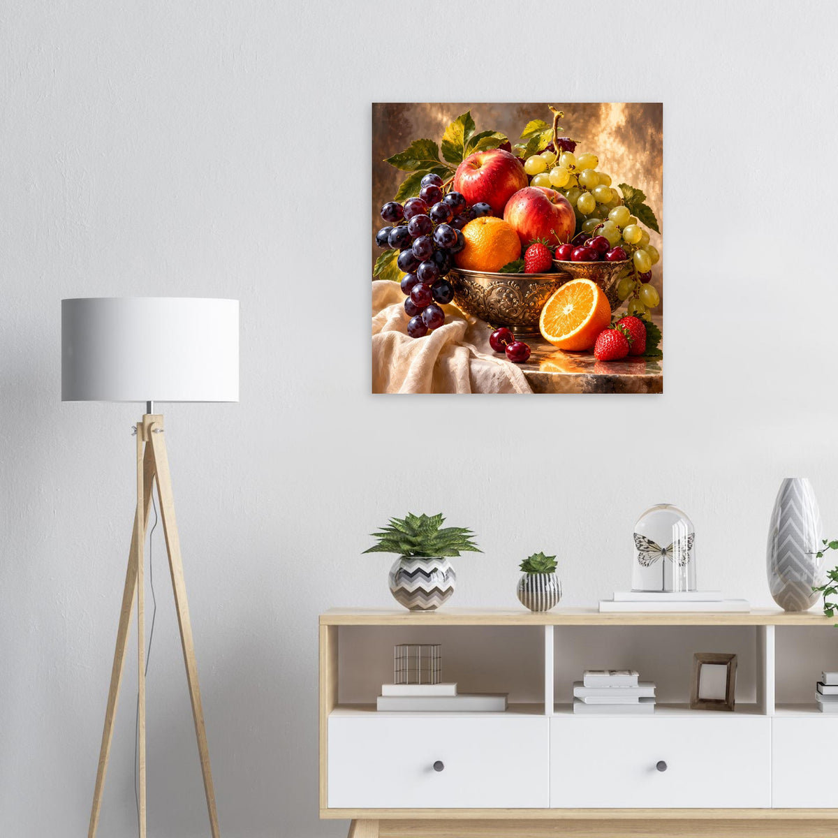 Gerahmtes Stillleben-Poster mit Obstschale: Trauben, Granatäpfel und Orange.
