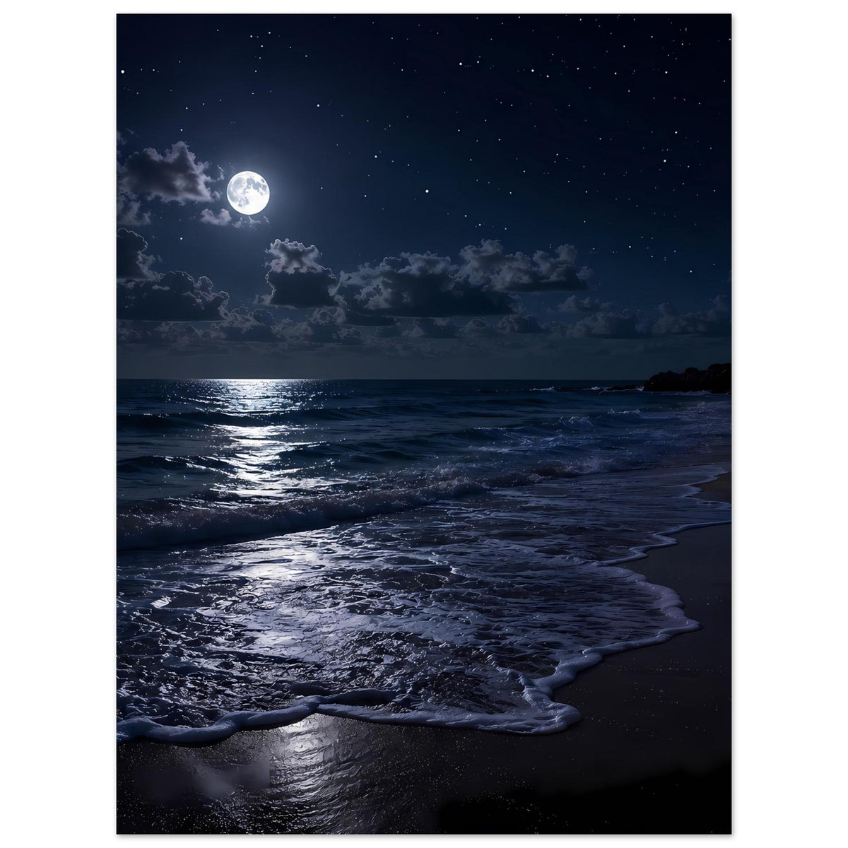 Strandposter im Hochformat: Mond über der Küste bei Nacht, Wellen und Schaum am Ufer.
