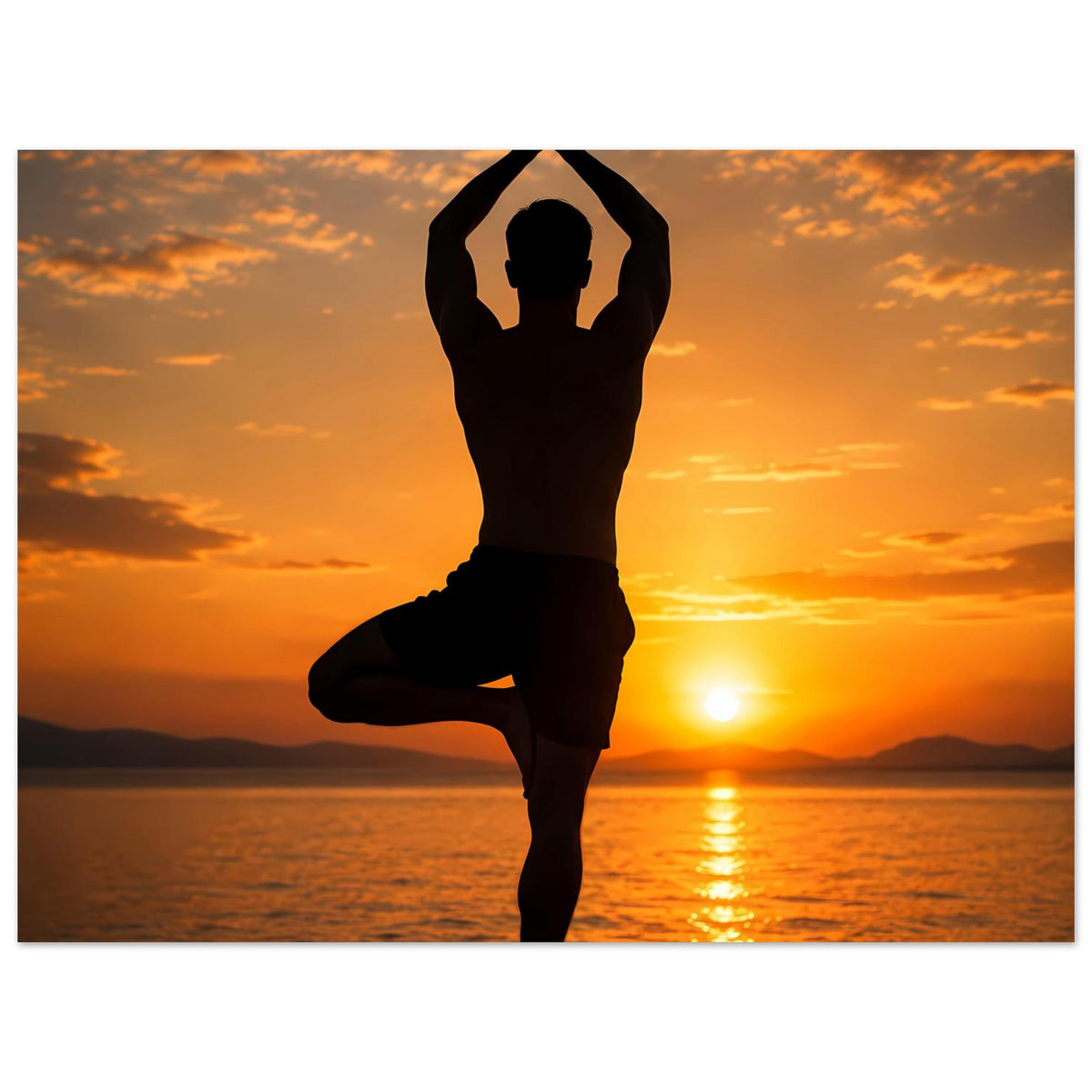 Yoga-Wandposter, schwarze Silhouette mit erhobenen Armen vor goldenem Sonnenuntergang