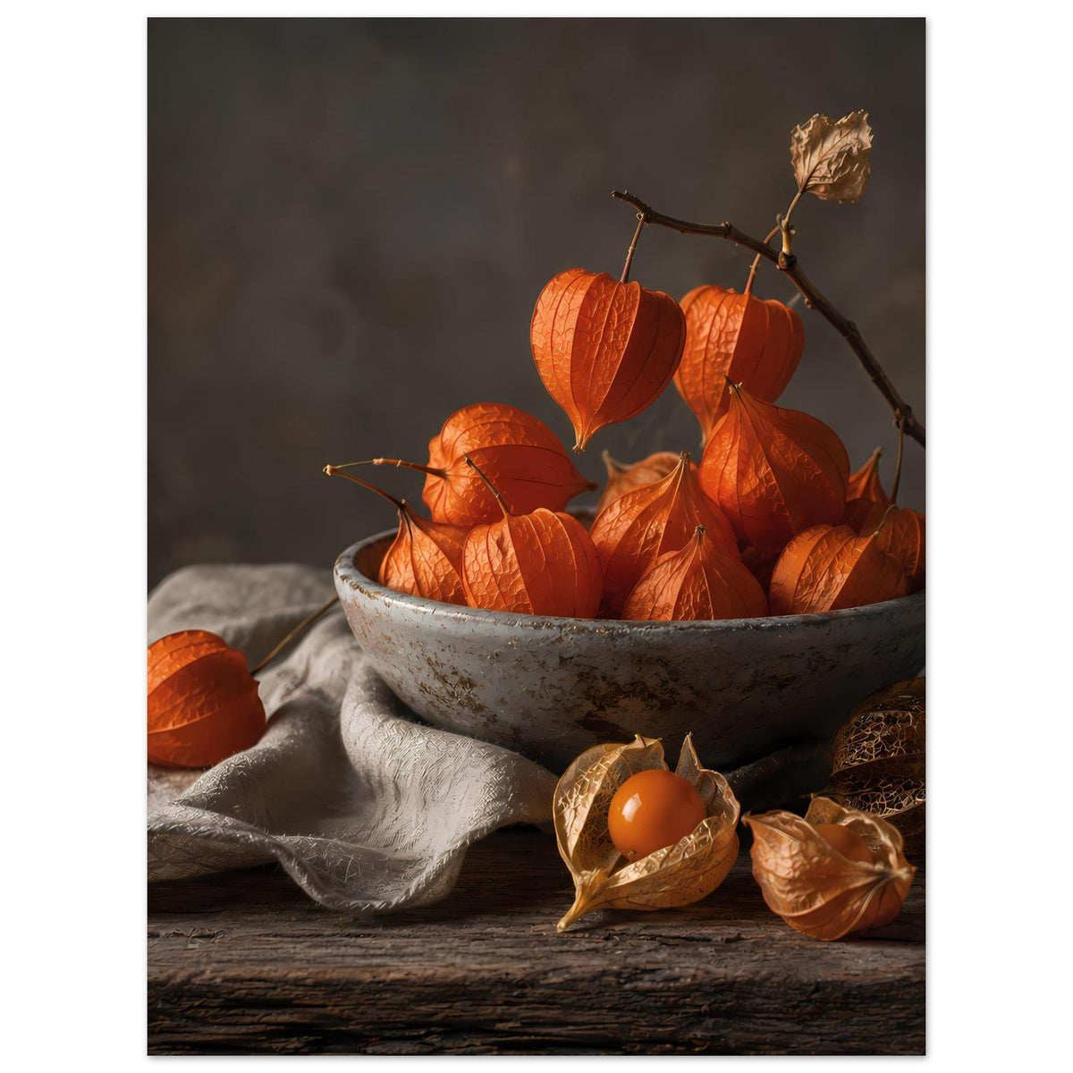 Herbstliches Poster: graue Schale voller orange Lampionfrüchte, Zweig und Tuch im Bild