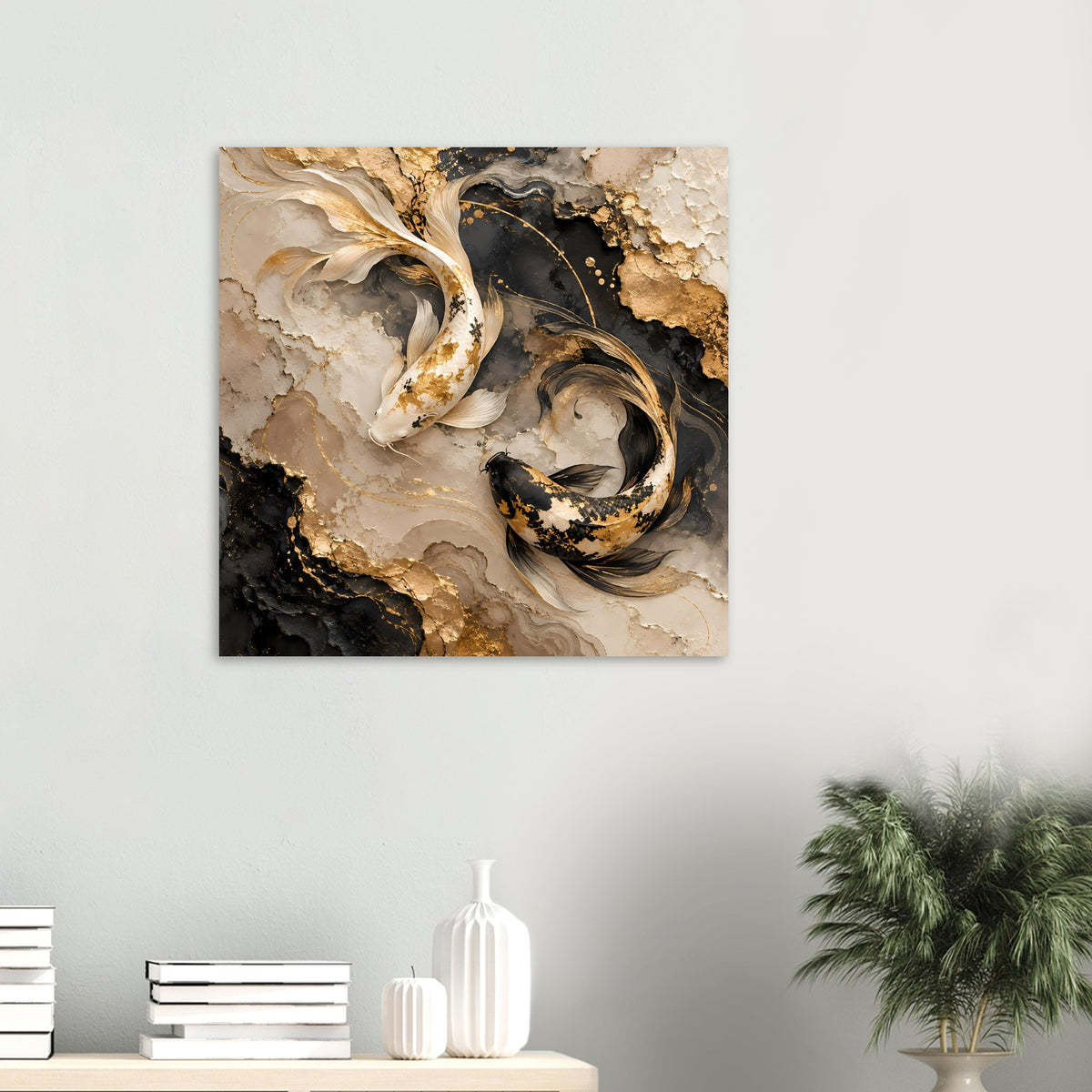 Kunstposter: zwei goldene Koi-Fische mit schwarzen Akzenten auf marmorierter Fläche