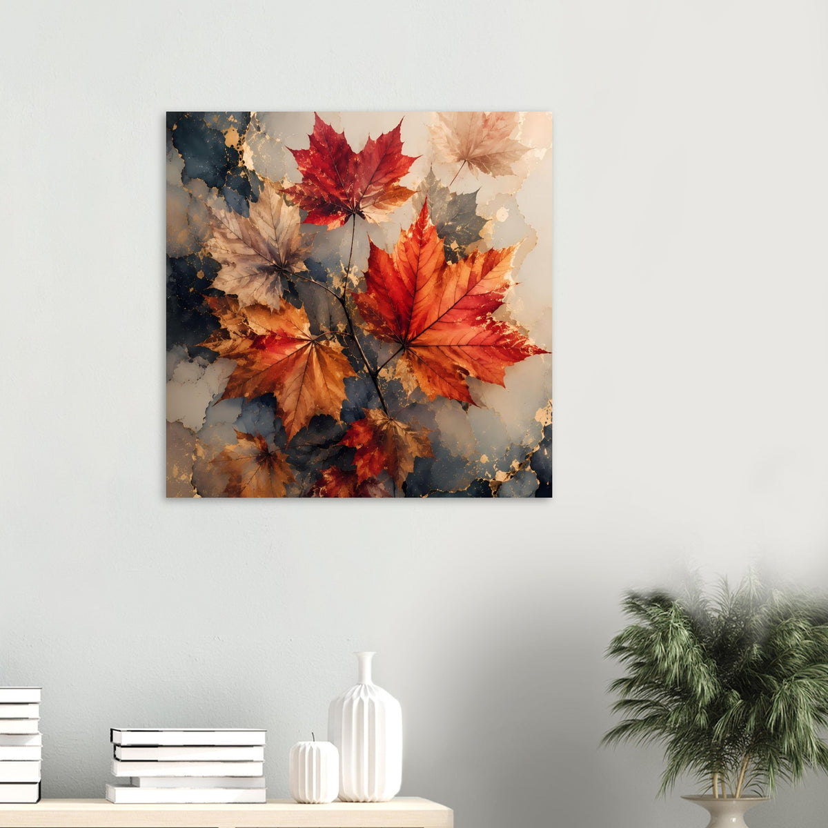 Poster mit roten und beigen Ahornblättern vor dunklen Farbflecken, abstrakte Herbstkomposition.