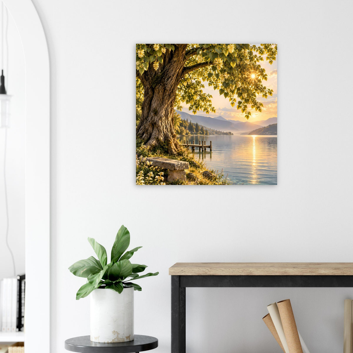 Quadratisches Poster mit Baum am Seeufer, Holzsteg und glitzerndem Sonnenuntergang