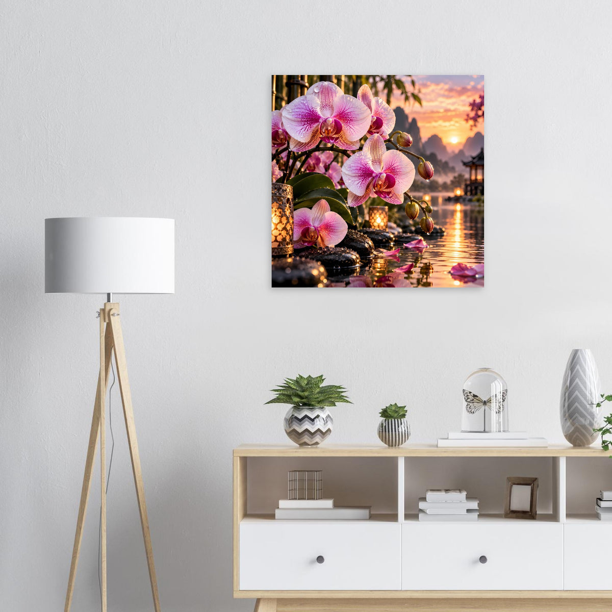 Poster mit rosa Orchideenblüten über ruhigem See mit Lichterketten am Abendhimmel