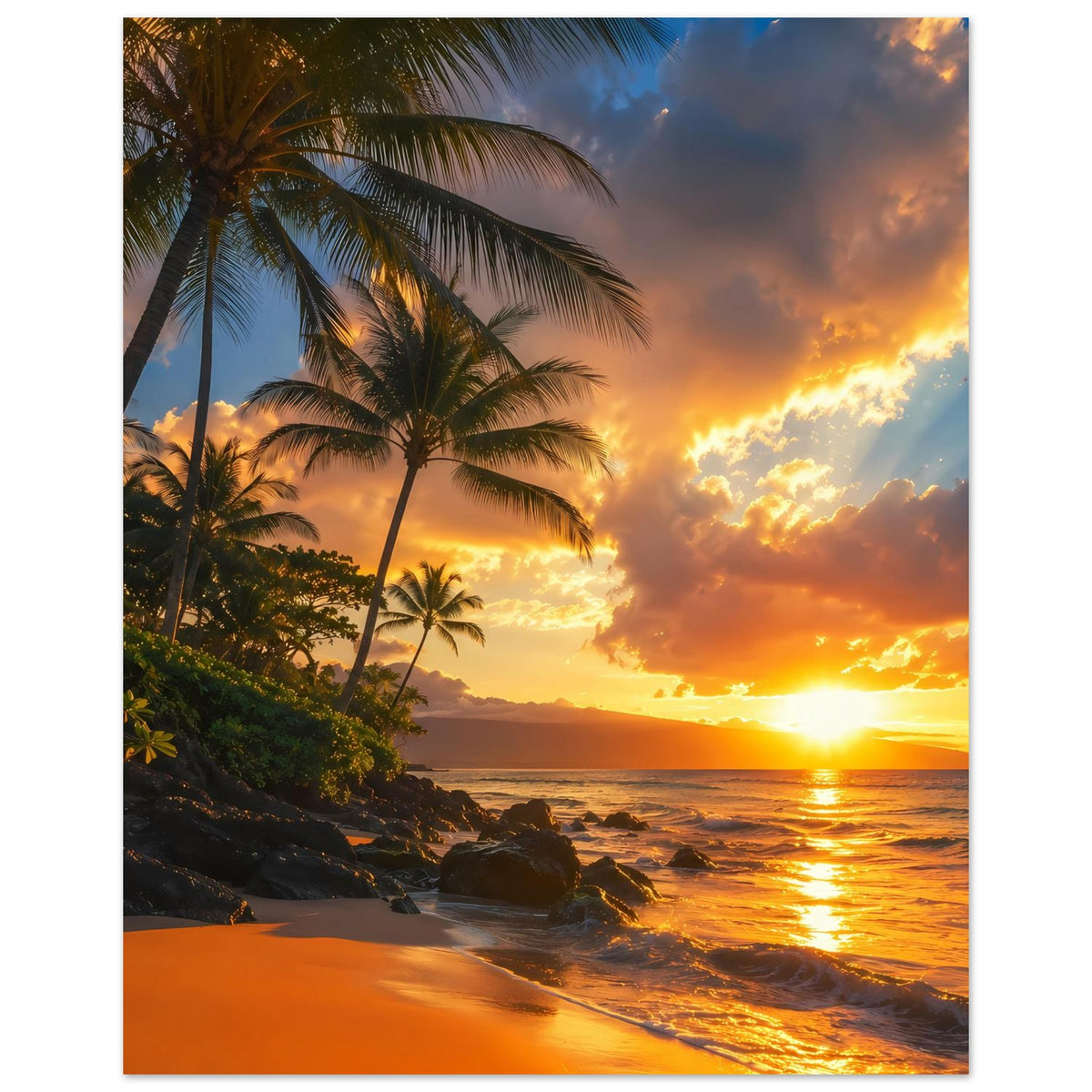 Strandposter im Hochformat: Palmen, Sandstrand und Sonnenuntergang mit orangefarbenem Himmel