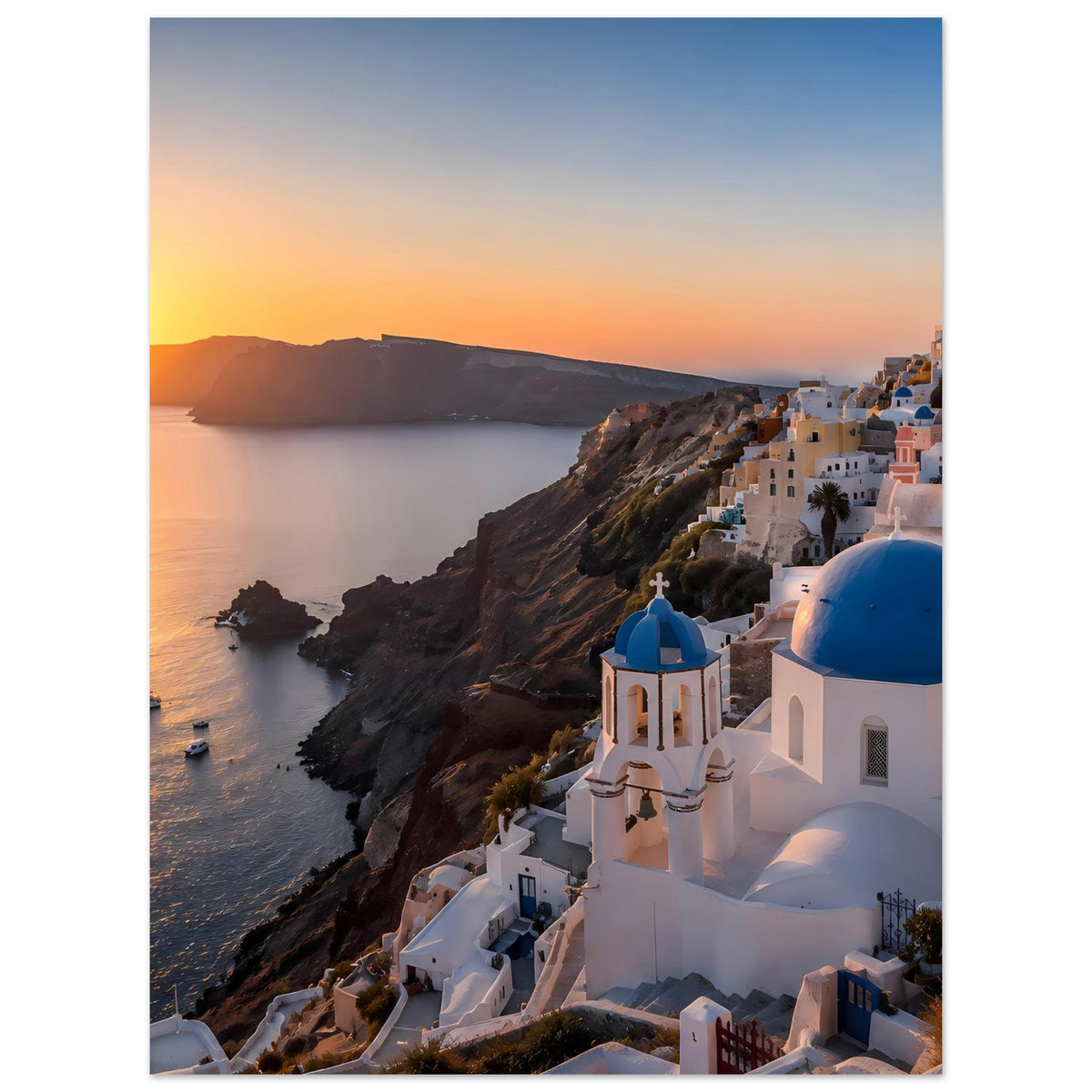 Poster mit Meerblick, weißen Häusern und blauen Kuppeln entlang der Klippen bei Sonnenuntergang