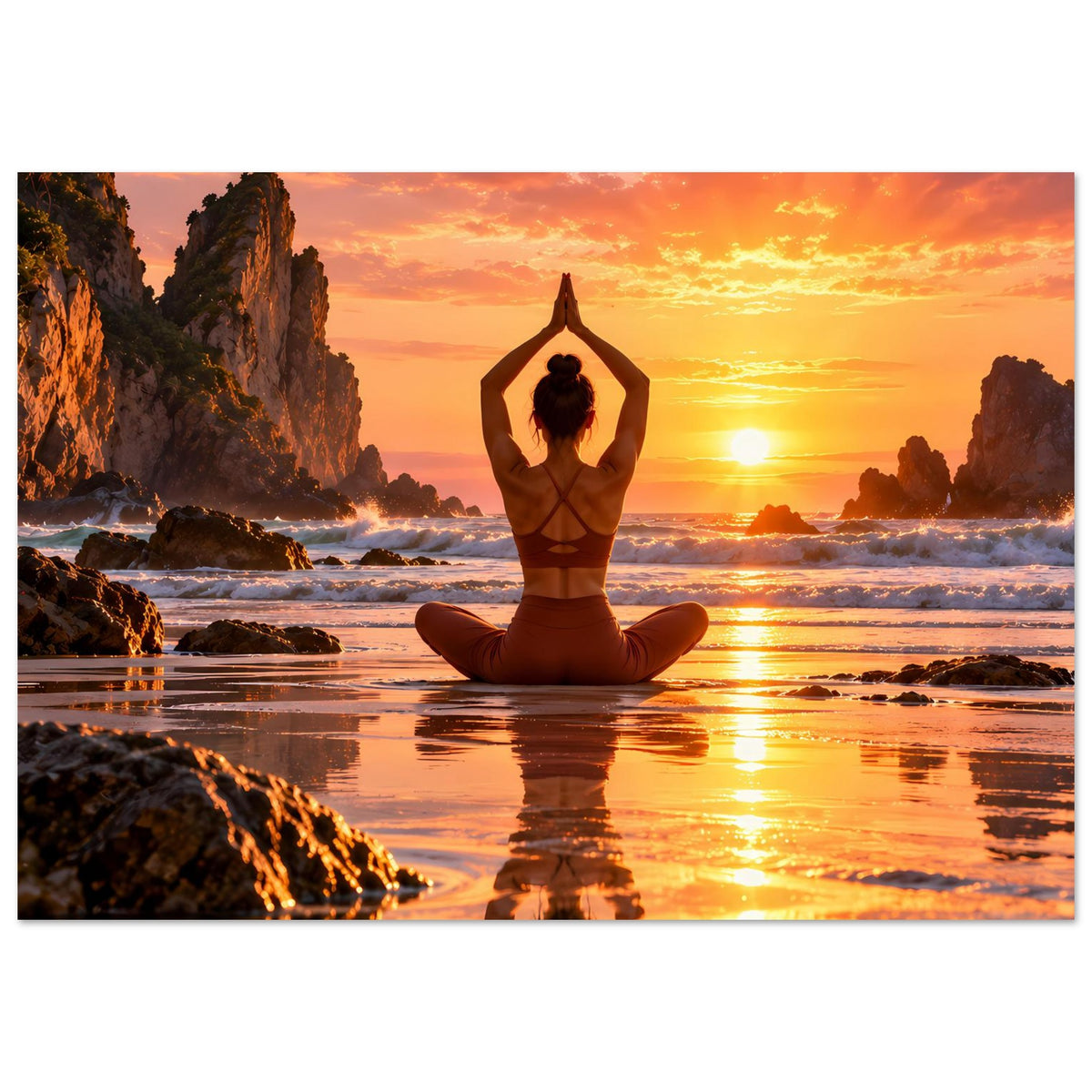 Yoga-Poster, mattes Papier: Frau im Lotossitz bei Sonnenuntergang am Strand