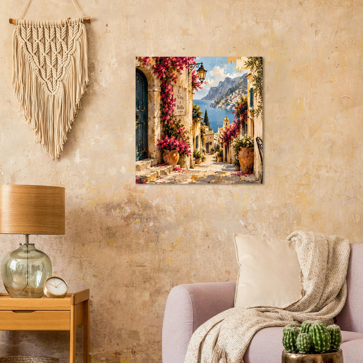 Gerahmtes Poster einer sonnigen italienischen Gasse mit Blütenranken und Talblick