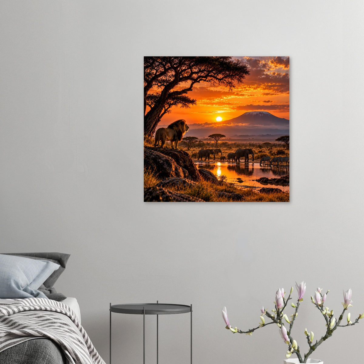 Kleines Safari-Poster: Löwe am Fluss bei Sonnenuntergang, Elefanten und Berge im Hintergrund