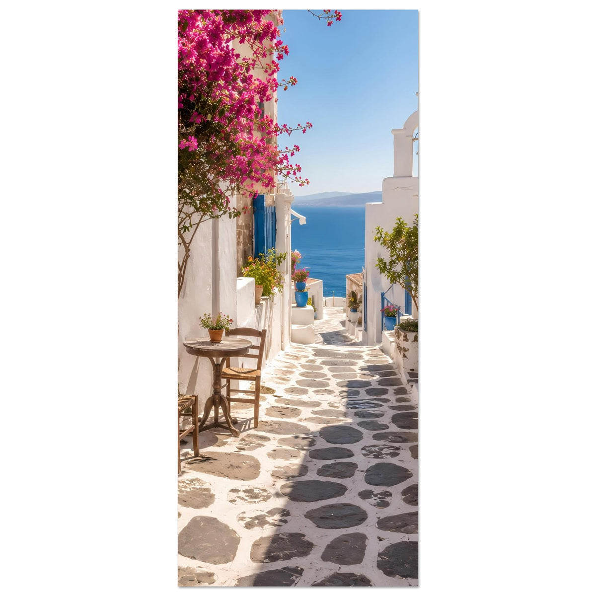 Posterdruck (vertikal): Blick in die Gasse mit pinken Blüten und weißem Kopfsteinpflaster