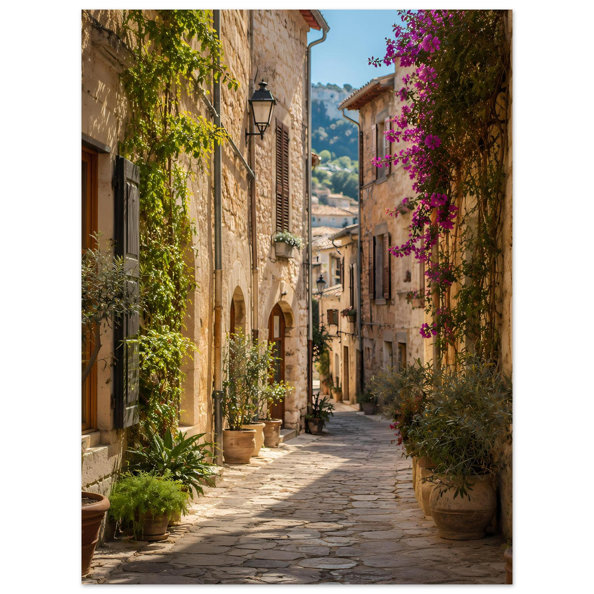 Mediterranes Poster im Hochformat: lange Gasse zwischen Steinwänden, Pflanzen und violette Blüten