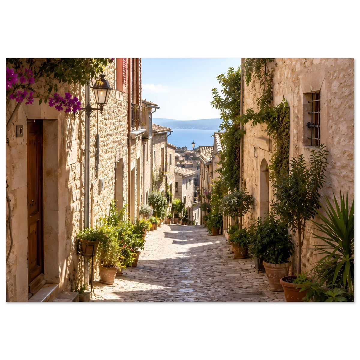 Kunstdruck im Querformat: mediterrane Gasse mit Steinplatten, Zierpflanzen und grünen Bäumen