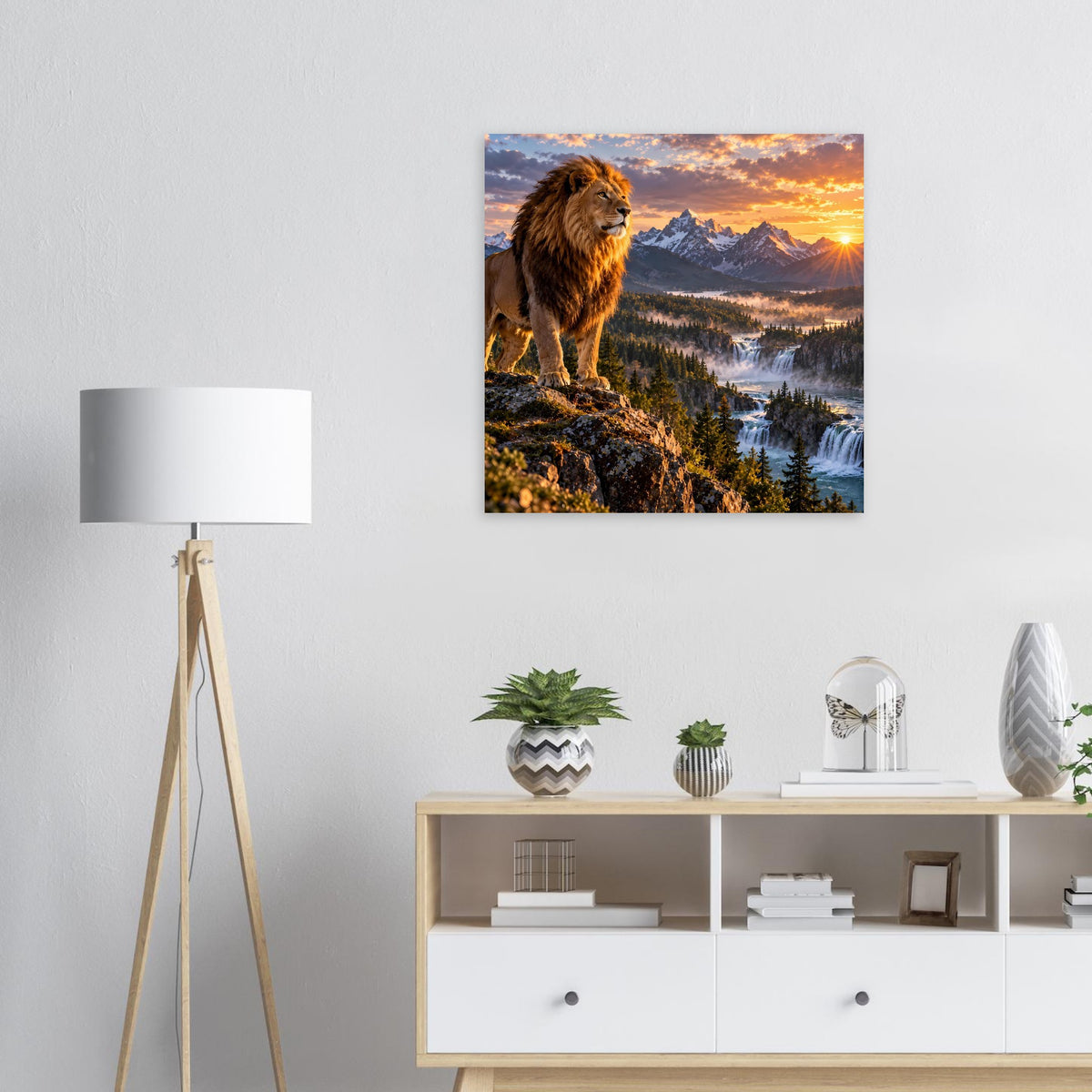Poster mit brüllendem Löwen auf Felsen, Berglandschaft und Sonnenaufgang