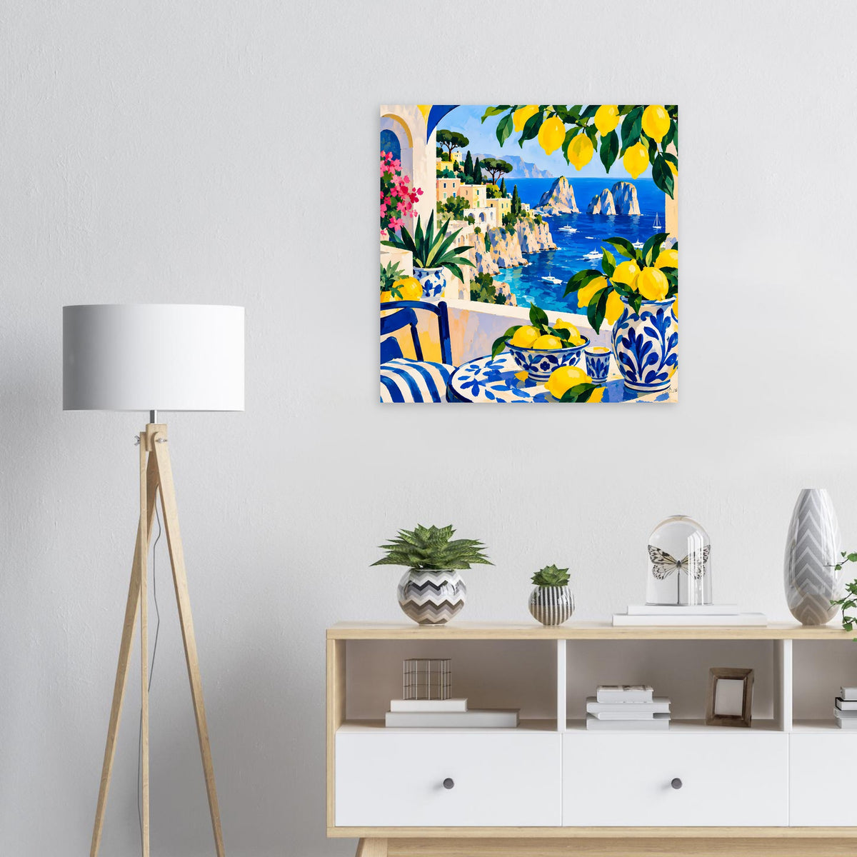 Gerahmtes Poster mit Küstenblick, gelben Zitronen, blauem Meer und blau-weißem Stuhl