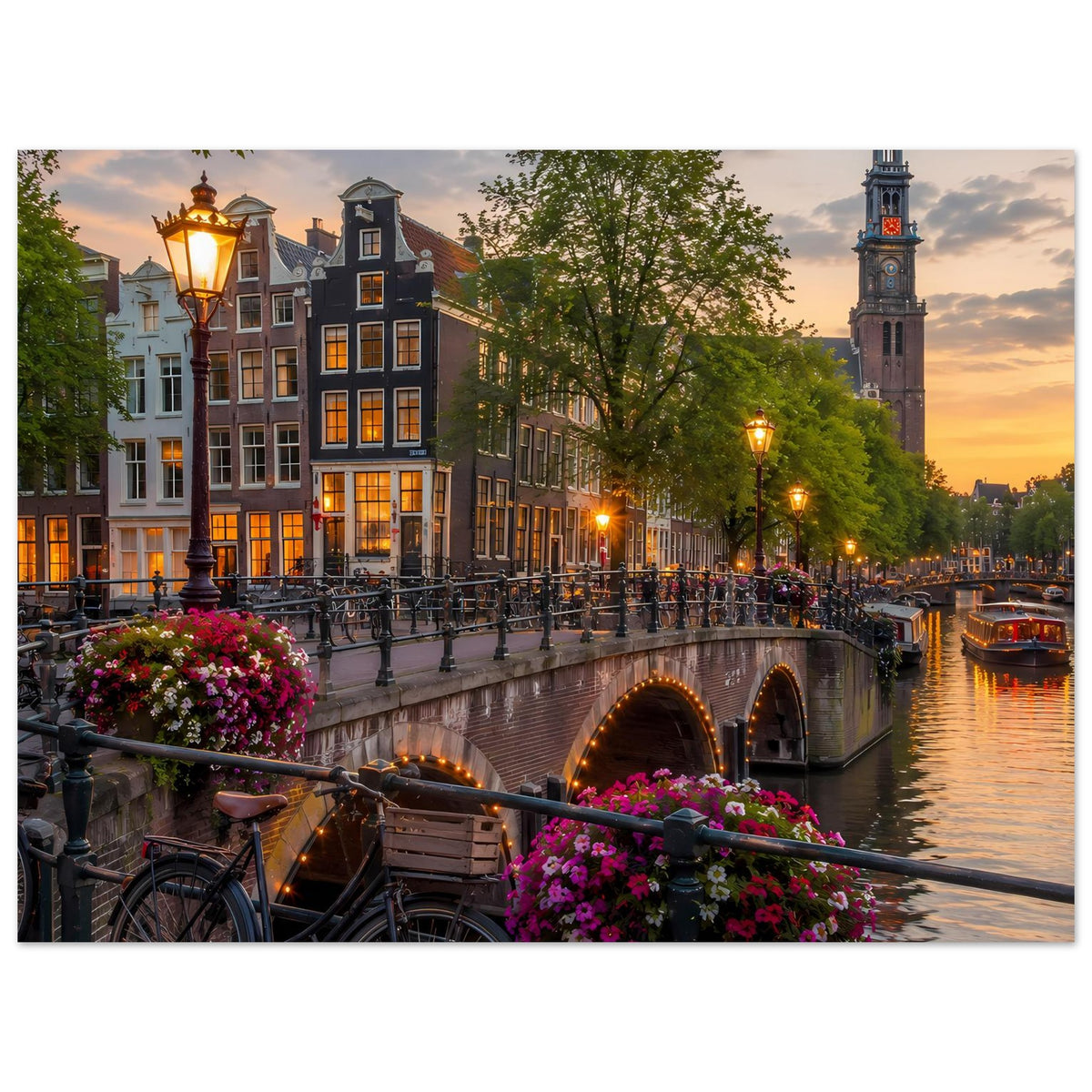 Poster mit Amsterdam-Kanal, beleuchteten Häusern, Turm, Laternen, Blumen und Brücke