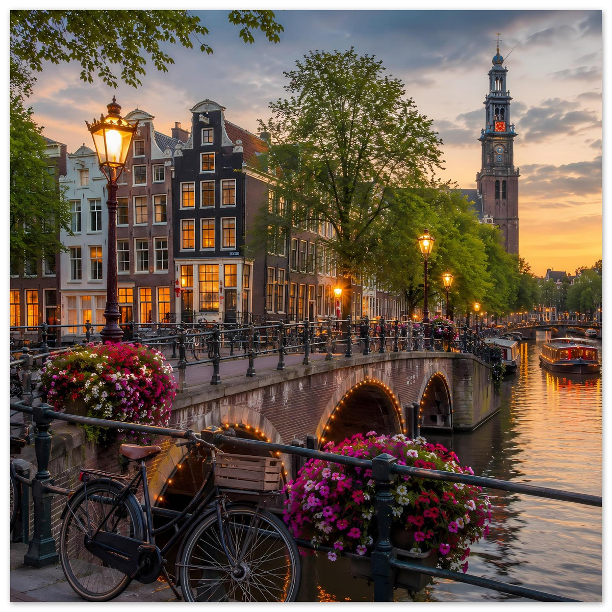 Poster mit Amsterdamer Kanal bei Abendlicht, Brücke, Fahrräder und violette Blumen