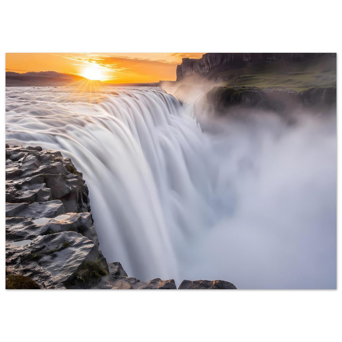 Poster mit Wasserfall über Felsen, breite Fallströme und Sonnenuntergangsfarben im Hintergrund