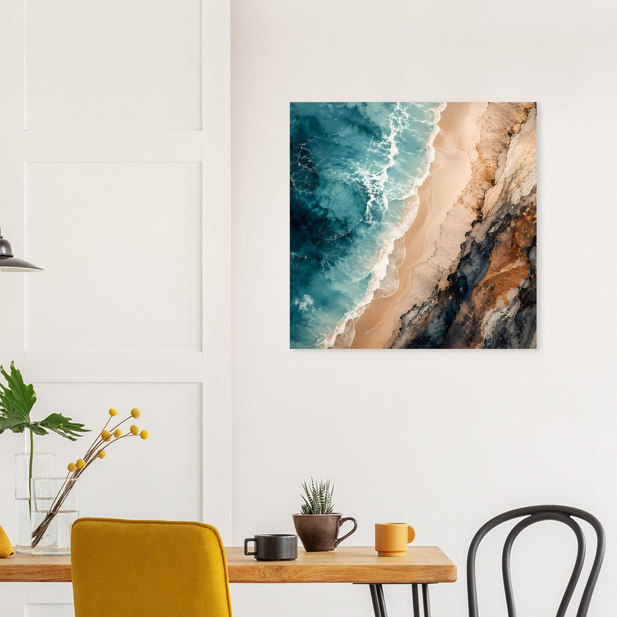 Gerahmtes Poster mit türkisblauem Meer, hellem Sandstrand und felsiger Küste