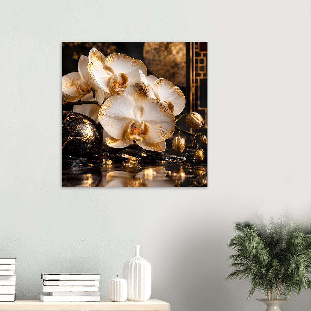 Poster mit weißen Orchideen, goldenen Kugeln und Spiegelung auf dunklem Hintergrund