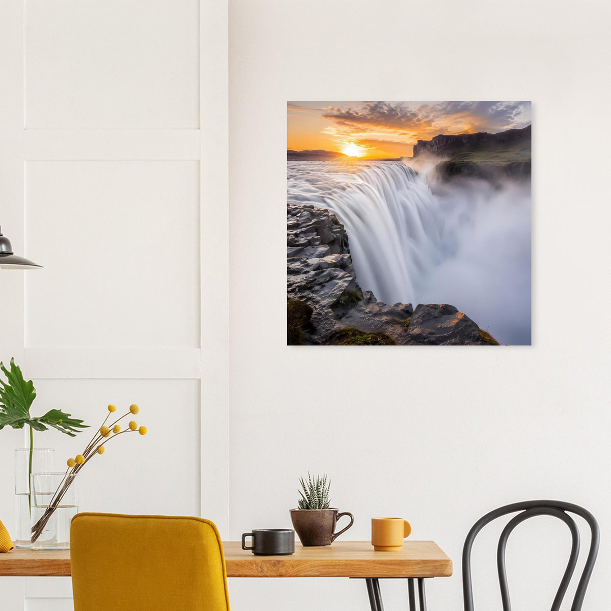 Quadratisches Wasserfall-Poster mit Sonnenaufgang und Nebelschleier über Felsen.