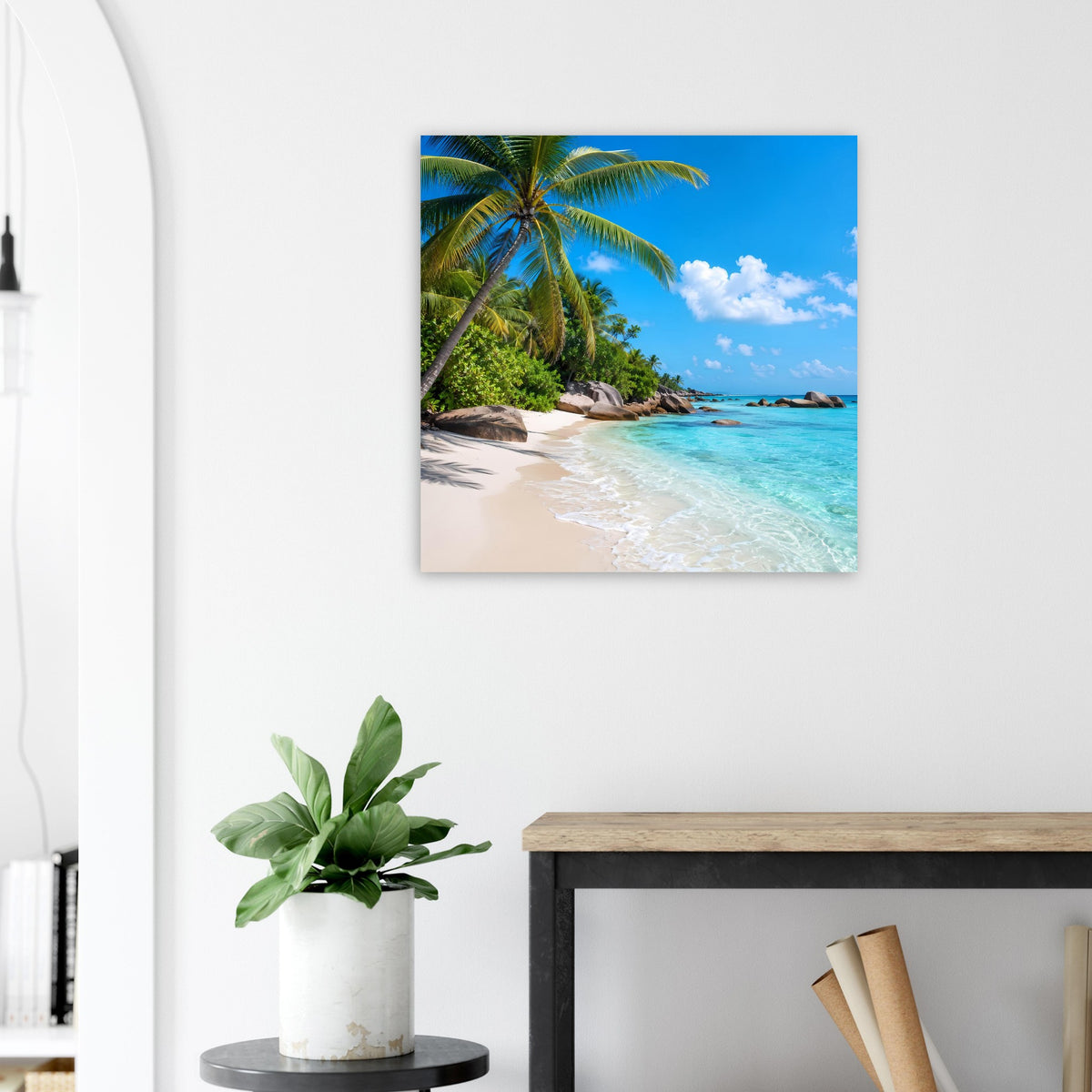 Quadratisches Poster mit Strandblick: Palmen, weißer Sand und türkisfarbenes Wasser