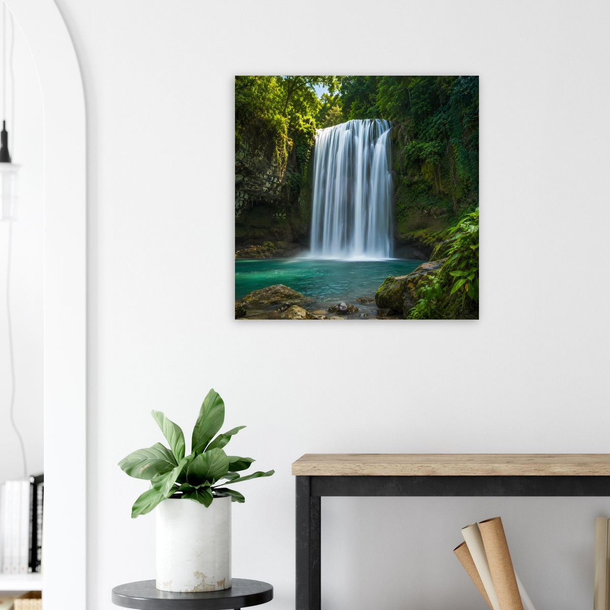 Gerahmtes Poster: hoher Wasserfall, grüner Waldhintergrund und türkisfarbenes Wasser