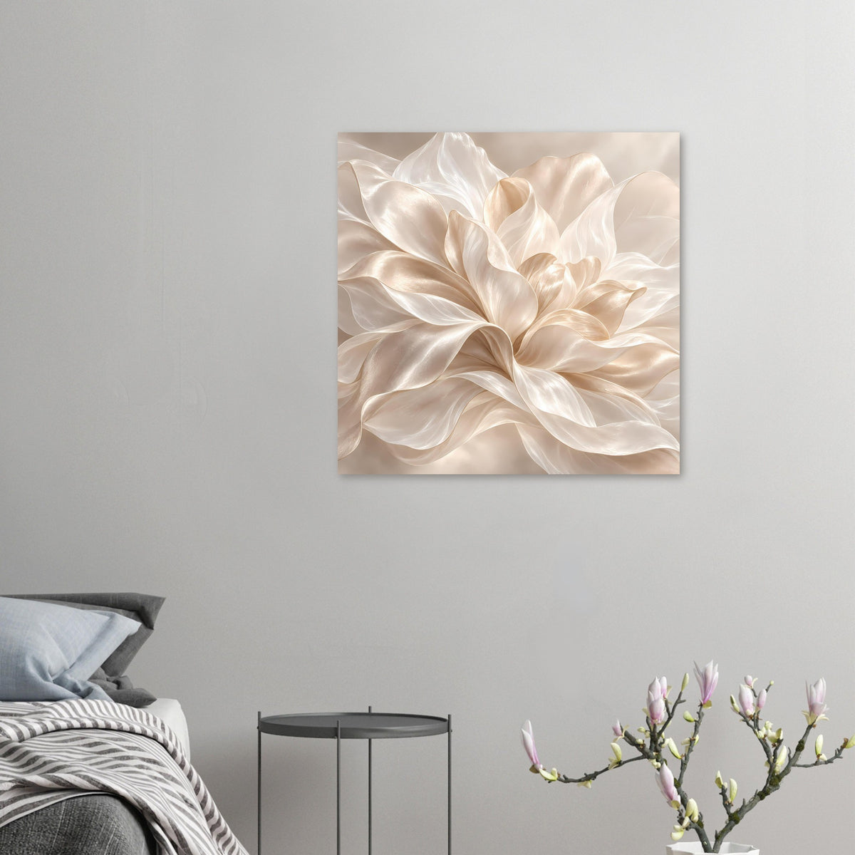 Quadratisches Blumenposter in Cremefarben mit abstrakten Blütenblättern