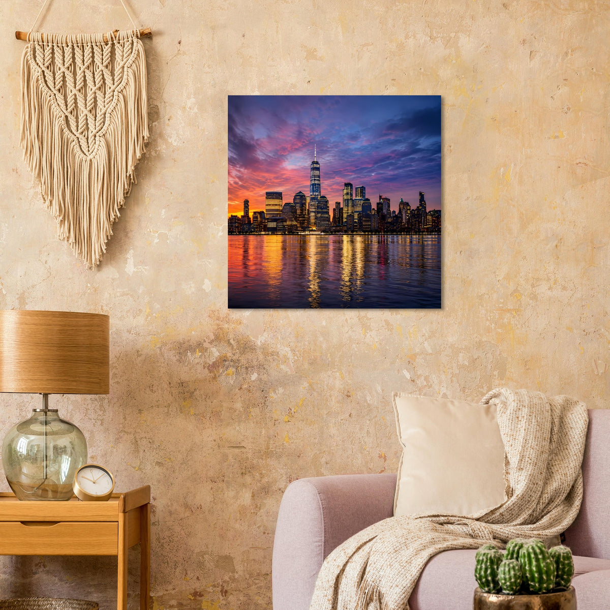 Gerahmtes Poster mit New-York-Skyline bei Dämmerung, farbige Wolken über ruhigem Wasser
