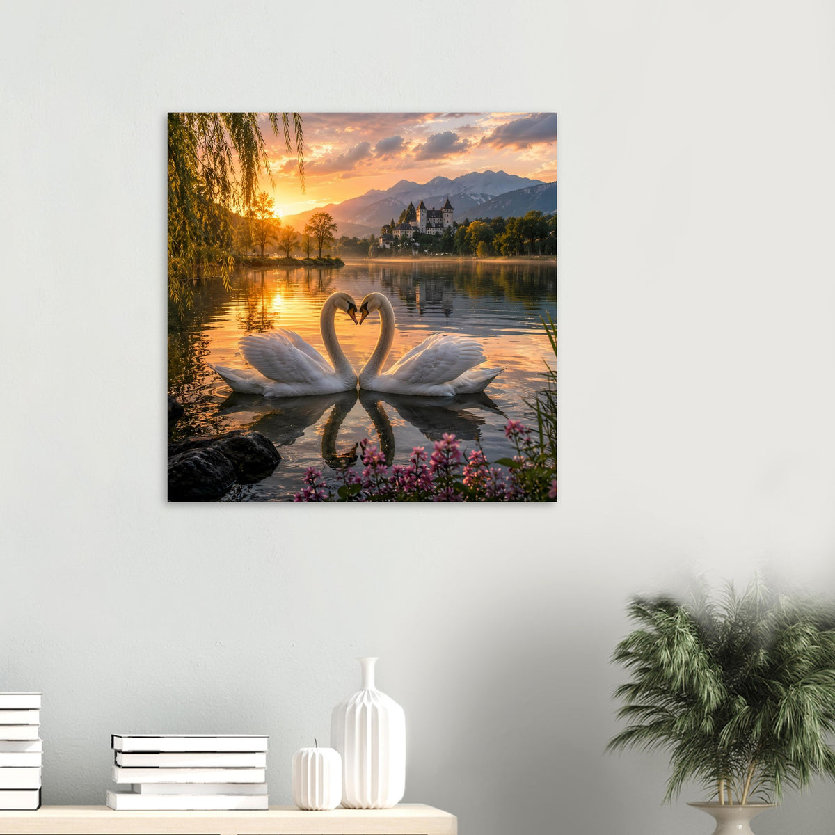 Wandposter mit zwei Schwänen, die ein Herz bilden, am See bei Sonnenuntergang